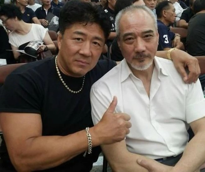 Lý Nguyên Bá vẫn gặp gỡ một số bạn bè trong giới.