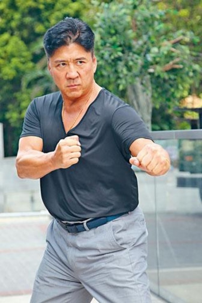 Lý Nguyên Bá có đóng một vài phim tuổi trung niên nhưng chẳng ai quan tâm.