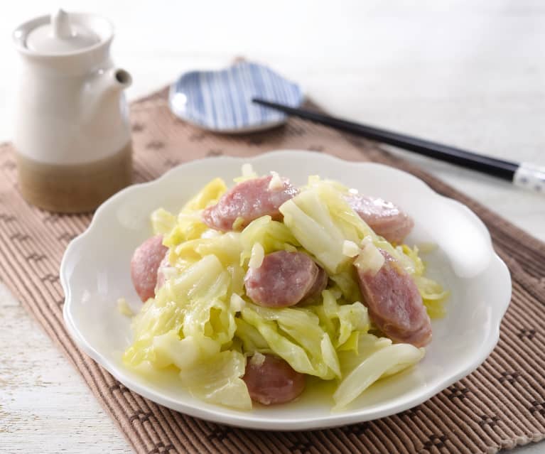 Bắp cải chứa nhiḕu chất dinh dưỡng khác nhau như kali, canxi, chất xơ,... (Ảnh minh họa)