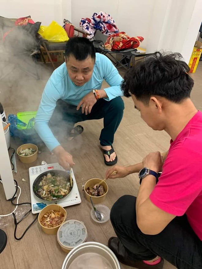 Dàn sao nấu ăn khi tập diễn Táo Quân, lộ món ăn giản dị Hoài Linh gửi từ miền Nam ra - 1