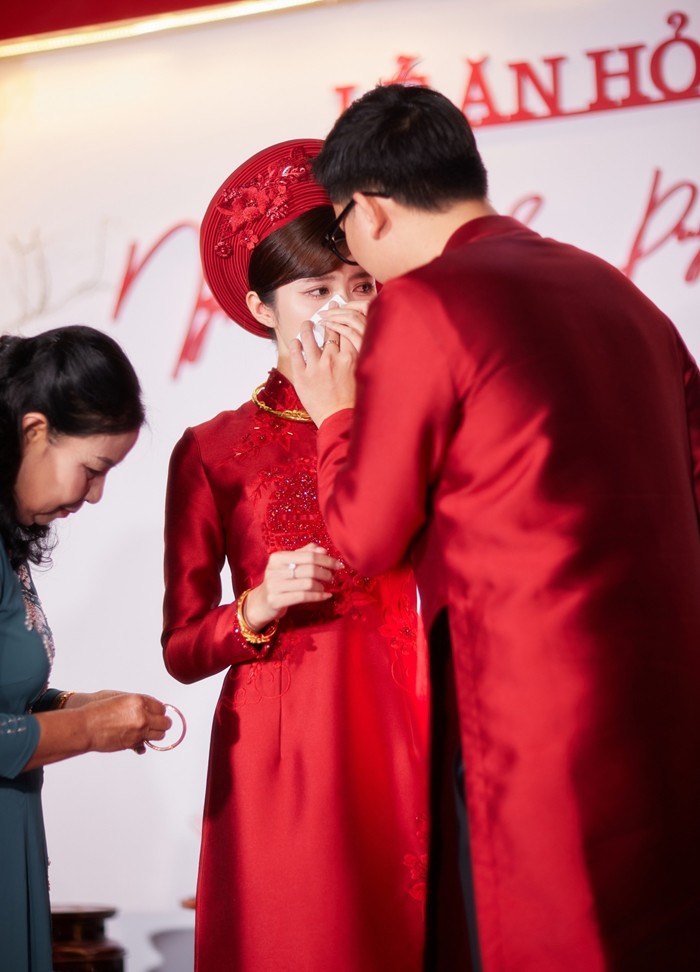 Ngọc Huyền amp;#34;Thương Ngày Nắng Vềamp;#34; được chồng lau nước mắt trong lễ ăn hỏi, vóc dáng chú rể là amp;#34;bản saoamp;#34; Chí Trung - 5