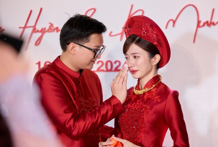Cô dâu rưng rưng xúc động, được chú rể lau nước mắt.