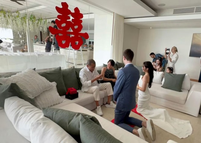 Con gái và con rể dâng trà khiến Lương Gia Huy xúc động.