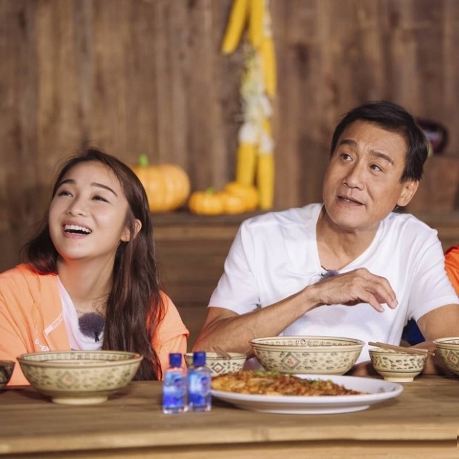 Hình ảnh nam nghệ sĩ và ái nữ khi tham gia chung show.