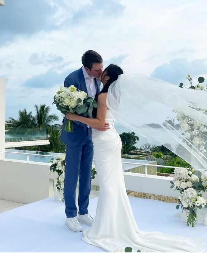 Nikkie khoe ảnh cưới.