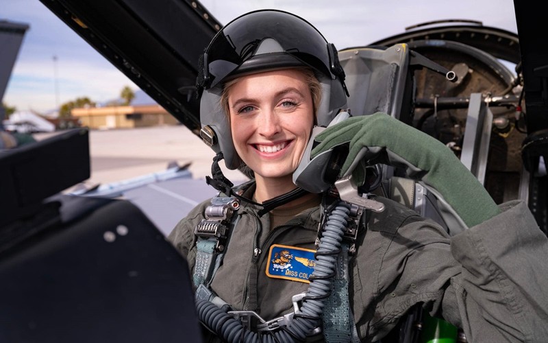 Sau thông tin cô đăng quang, các bức ảnh của người đẹp được trang Lực lượng Không quân Mỹ chia sẻ trên Facebook, X. Nhiều khán giả khen Madison Marsh khỏe khoắn, rạng rỡ khi mặc quân phục.


