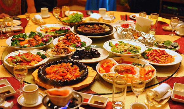 Những bữa ăn nhiều chất đạm, dầu mỡ và rượu bia có thể làm tăng nguy cơ viêm tụy cấp. Ảnh minh họa. 