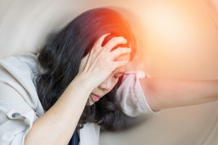 Khi bị đau đầu, ù tai, chóng mặt, những người trẻ nên nghĩ đến việc bị tăng huyết áp. Ảnh minh họa. 