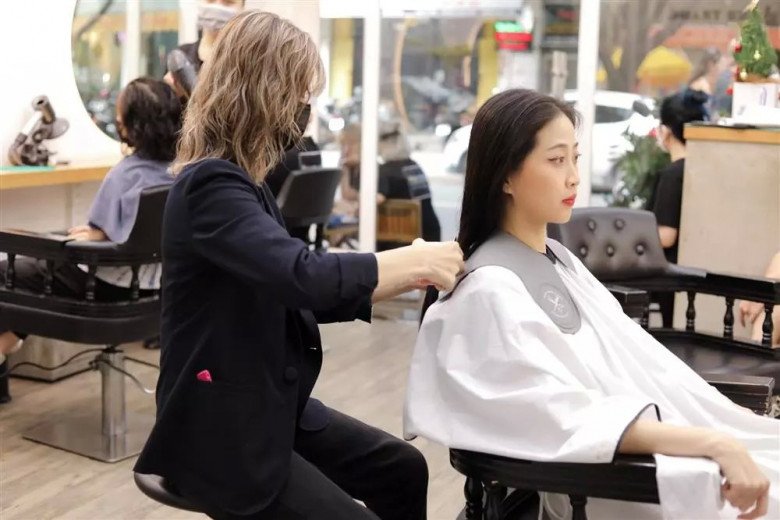Sau đám cưới, MC Liêu Hà Trinh cũng hiến tóc cho Mạng lưới ung thư vú Việt Nam. Cô chia sẻ hình ảnh quá trình bản thân đi cắt tóc tại tiệm.