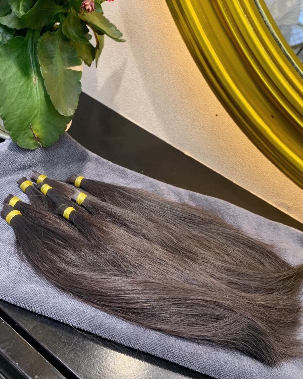 Chiều dài tóc được tính từ bên dưới dây thun đến đoạn tóc đều và nhiều nhất ở ngọn. Chị em thực hiện đúng các quy định khi hiến tóc để tóc được dùng vào đúng mục đích mong muốn.
