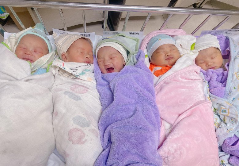 Các em bé sinh thường được tiếp xúc da ngay với mẹ và có thể bú mẹ sau sinh nên sức đề kháng tốt hơn mổ đẻ. (Ảnh: BSCC)