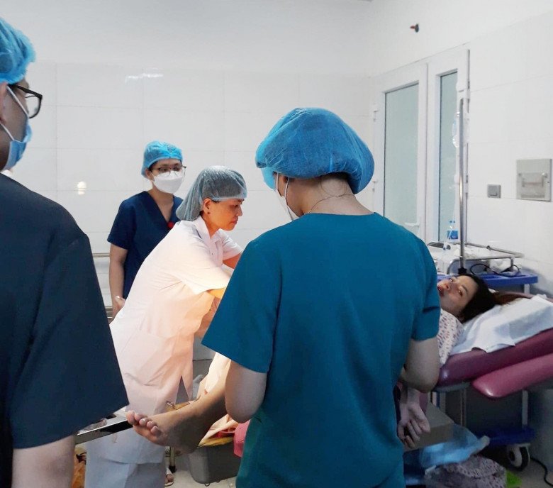 Bác sĩ Ngọc Bích và ê kíp đỡ sinh thường cho một sản phụ. (Ảnh: BSCC)