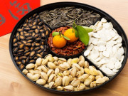 Sức khỏe - Một lạng hạt này cao calo hơn cả bát phở, nhiều người vui miệng ăn nhiều dịp Tết, trách sao chẳng tăng cân.