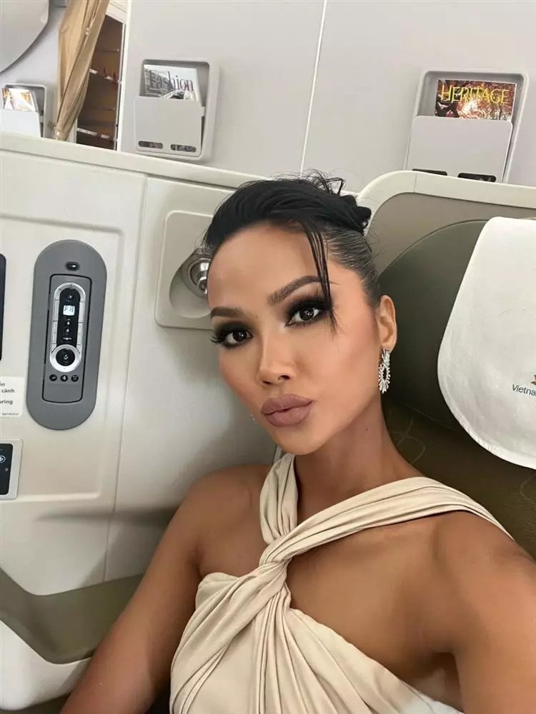Rất hiếm hoi khi có lịch trình bận rộn, HHen Niê mới mang cả gương mặt makeup dày cộm và thậm chí mặc sẵn đầm dạ hội lên máy bay để chạy kịp show.