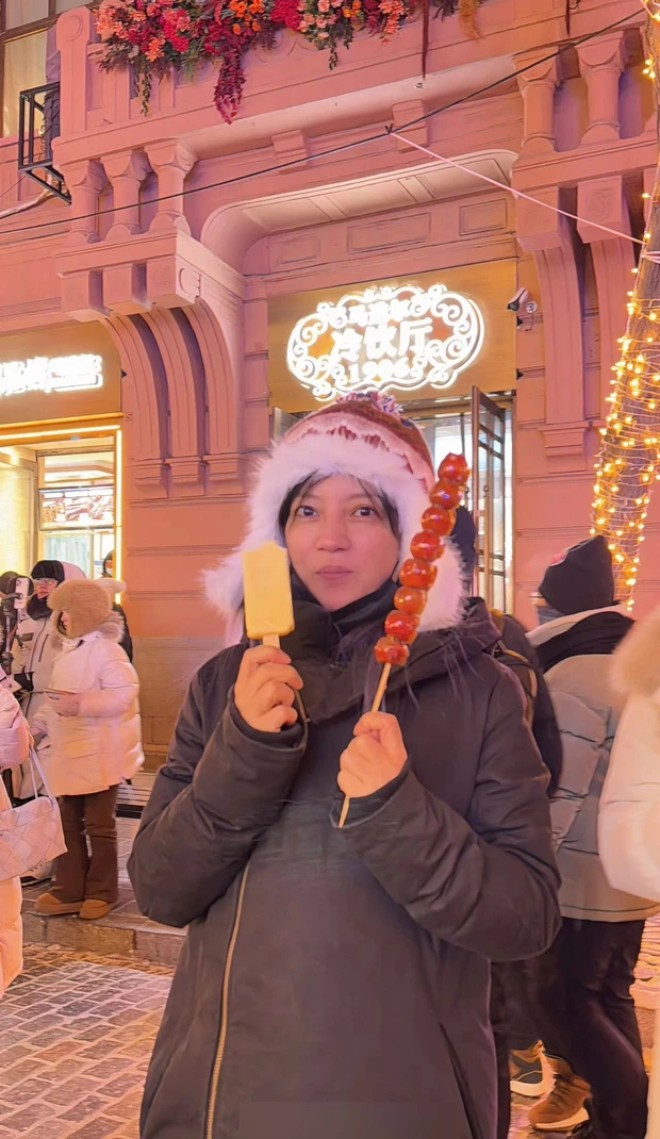 Triệu Vy để mặt mộc, ăn mặc xuề xòa xuất hiện.