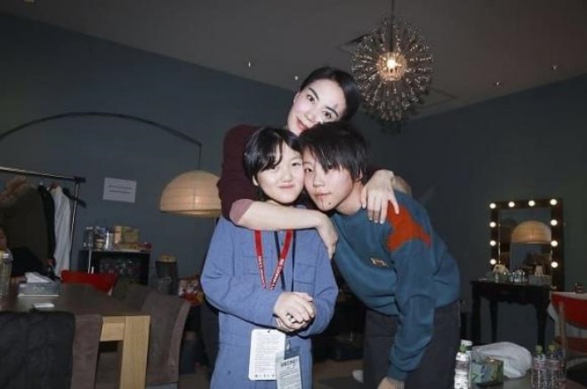 Lý Yên sinh ra đã không hoàn hảo nhưng được bố mẹ và chị gái yêu thương.