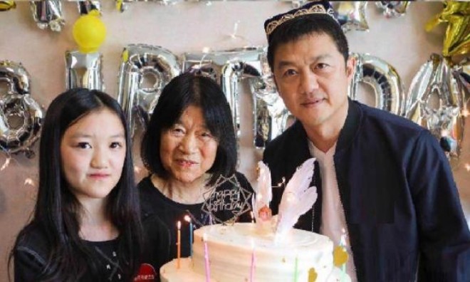 Bức ảnh hiếm hoi của cô bé bên bố và bà.