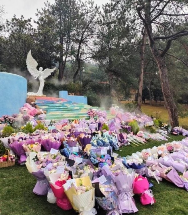 Người hâm mộ đặt hoa tưởng niệm Coco Lee trong sinh nhật cô.