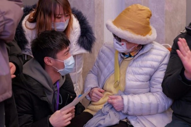 Mẹ Coco Lee trong lễ tưởng niệm con.