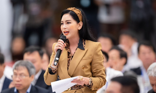 Phụ nữ ở độ tuổi ngũ tuần trang điểm đậm thường bị chê già nhưng riêng nữ diễn viên Vị đắng tình yêu lại ngược lại. Trang điểm đậm tôn lên ngũ quan và khí chất của một nữ tổng tài.