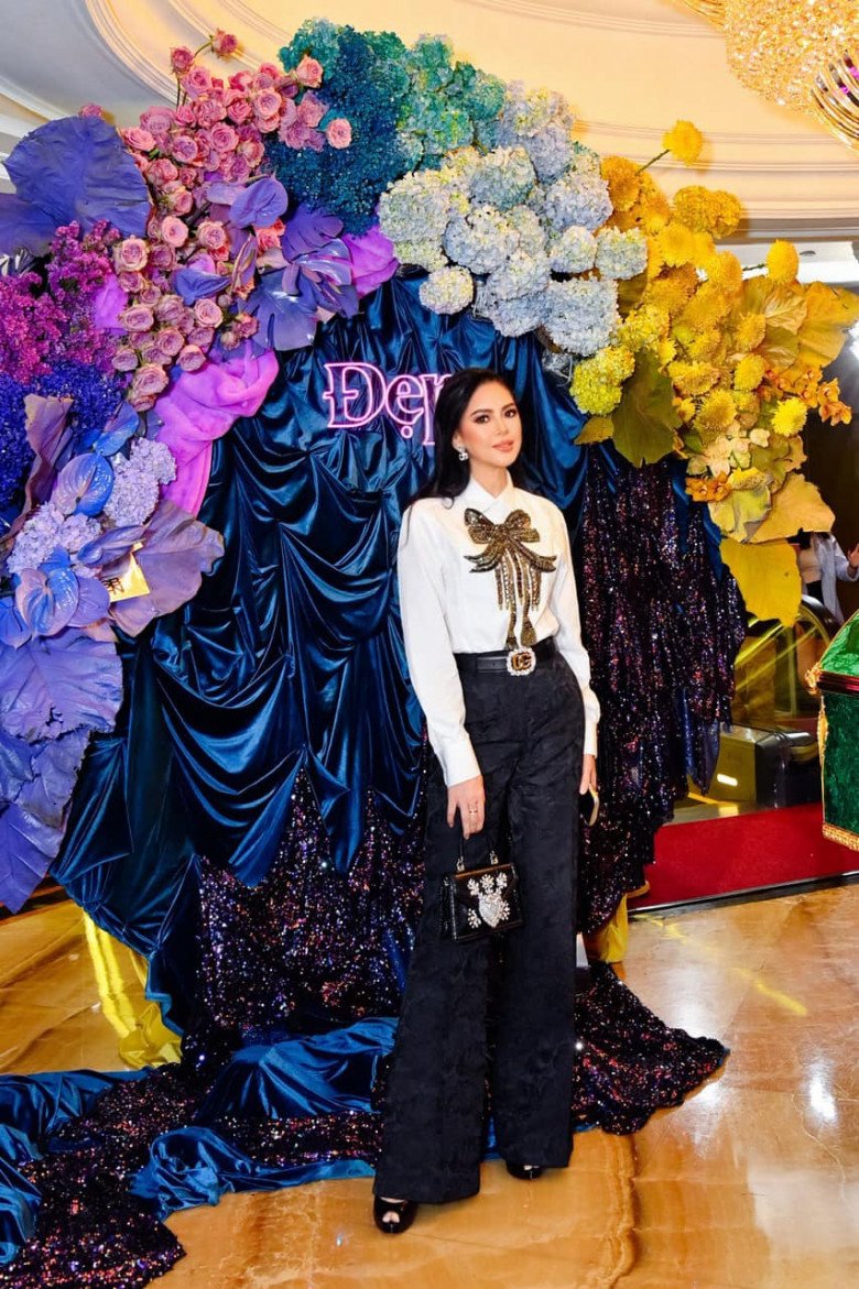 U60 diện 1 thiết kế mang đậm dấu ấn công sở là áo sơ mi trắng sơ vin với quần âu. Cô mix cùng phụ kiện đẳng cấp tới từ nhà mốt Dolce amp; Gabbana.