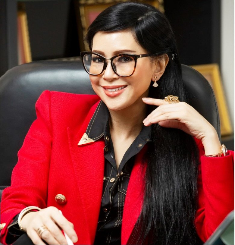 Quý cô có vẻ ưu ái style trang điểm của giới Beauty Queen với đôi mắt đánh phấn tối màu, dính lông mi và kẻ mắt dày. Đôi môi của quý cô cũng thường là tone son trầm tính.