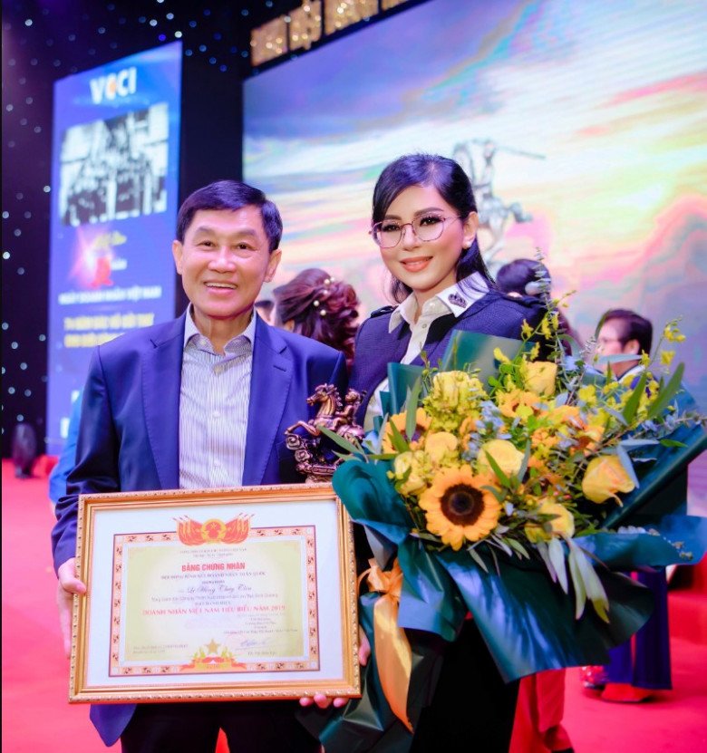 Chọn đúng phong cách ăn mặc và layout trang điểm phù hợp, bà xã tỷ phú Johnathan Hạnh Nguyễn thường xuyên đánh bại camera thường hay ống kính quay chụp của truyền hình.