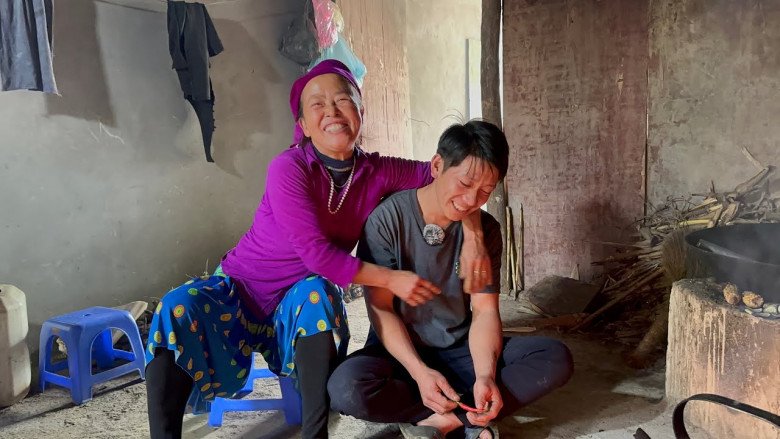 Hình ảnh hạnh phúc của vợ chồng chị Vư và Mí Sình.