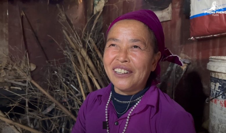 Chị Vư nở nụ cười tươi khi chia sẻ cuộc sống hôn nhân.
