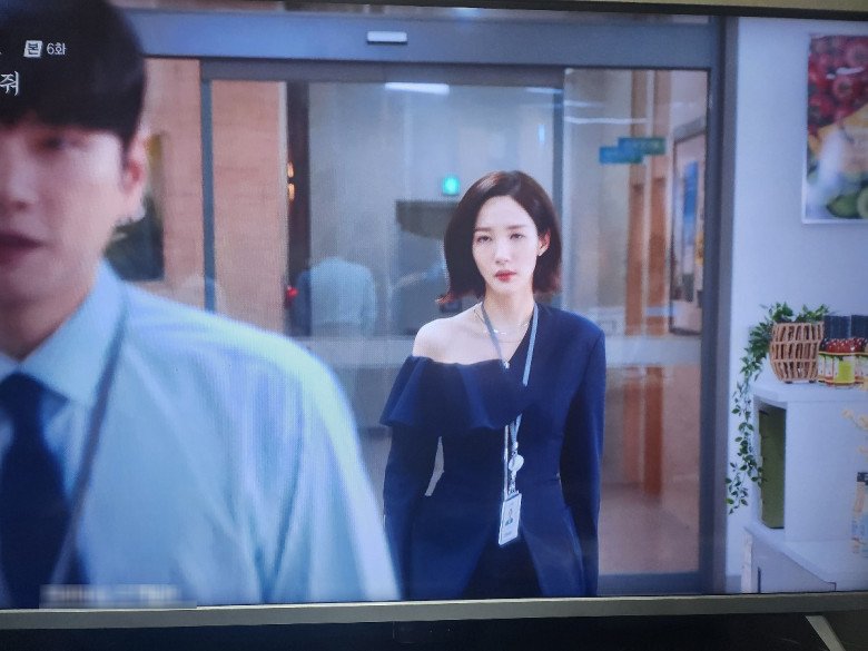 Trang phục đi làm của Park Min Young bị netizen Hàn amp;#34;ném đáamp;#34;, phản ứng của CĐM Việt mới bất ngờ - 1