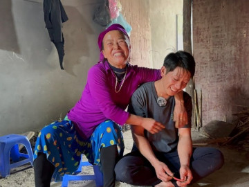 Trai tân 25 tuổi cưới người đàn bà góa 52 tuổi: Mình muốn làm bố lắm nhưng vợ đã quá tuổi sinh nở