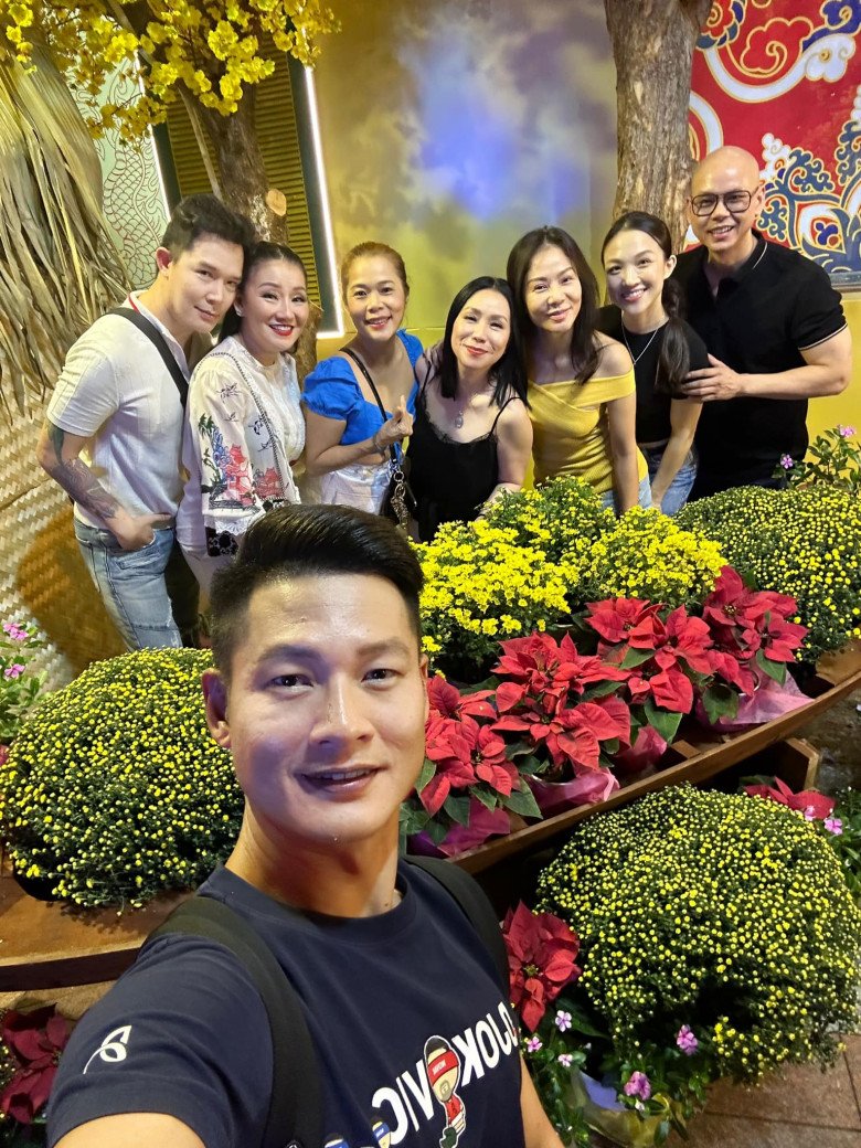 Đức Tuấn, Thu Minh, Mỹ Lệ, Nathan Lee, Tam ca Áo Trắng và vợ chồng Phan Đinh Tùng họp mặt.