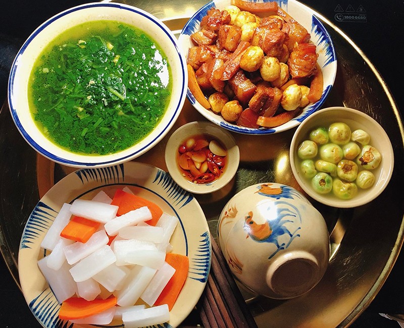 Cơm ngon mà gần gũi nhà chị Duyên với: - Thịt kho trứng - Củ cải và cà rốt luộc - Canh rau cải - Cà muối.
