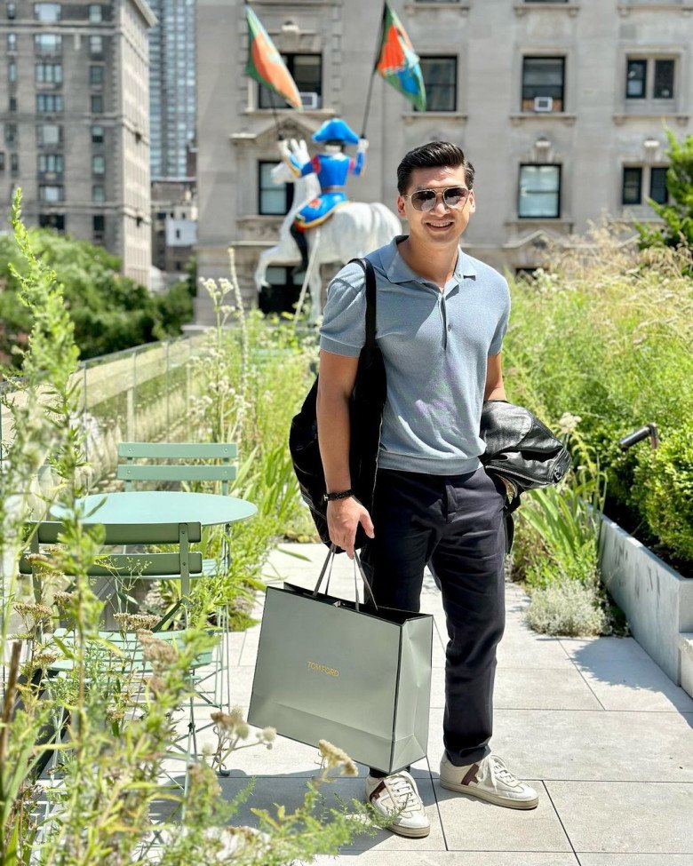 Nam CEO Huy Phan toát lên vẻ điển trai, lịch lãm.