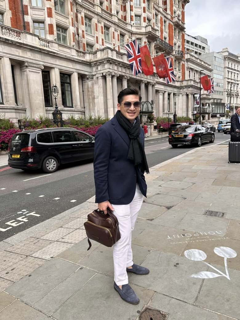 Anh có gu ăn mặc thời thượng, đúng chất một doanh nhân trẻ.