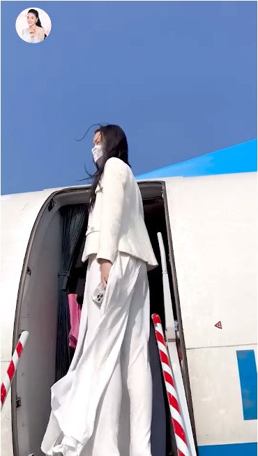 Trước đó, vào tháng 3.2023, bà trùm Hoa hậu Phạm Kim Dung cũng đăng tải đoạn video với nội dung Bảo Ngọc chui vào  không vừa máy bay. Ngay từ bên ngoài, cô nàng đã cao hơn rất nhiều so với chiều cao của cửa máy bay.