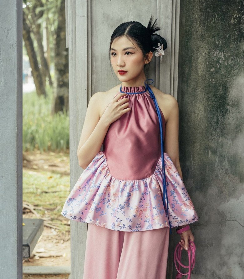 Angela Phương Trinh mặc váy yếm nhưng vẫn khiến nhiều người 