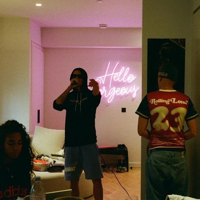 Romeo chuyển sang ở căn hộ mới. 