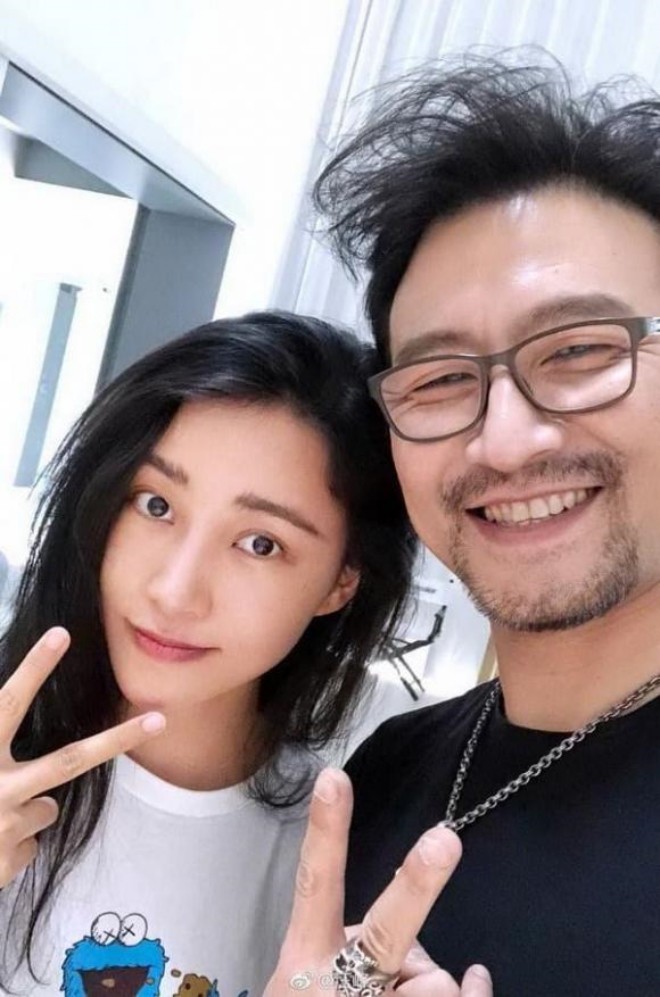 Uông Phong có tình mới trẻ, xinh. 