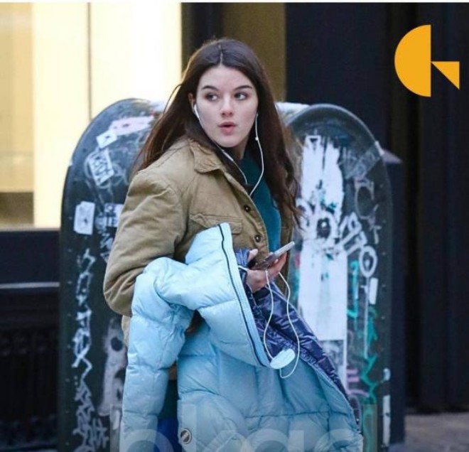 Khoảnh khắc ngoái đầu của Suri khiến cư dân mạng ấn tượng.