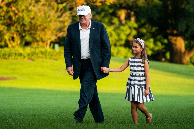 Arabella Rose Kushner là cô cháu ngoại được cựu Tổng thống Donald Trump hết mực yêu thương. Thừa hưởng gen trội gia đình, ngay từ khi 7 tuổi, nhóc tì đã có chiều cao nổi trội.