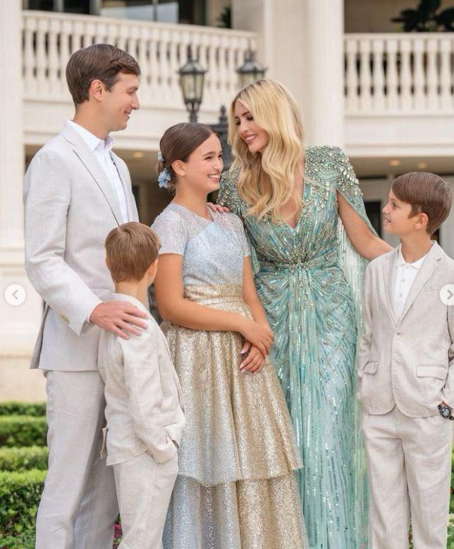 Vóc dáng cao lớn ấn tượng của cô con gái đầu lòng nhà Ivanka Trump khi đứng cạnh người mẹ cao 1m80 của mình. Gia đình ông Trump ai cũng có chiều cao đáng nể. Mới 13 tuổi mà cô bé đã cao khoảng 1m7 vô cùng ấn tượng.