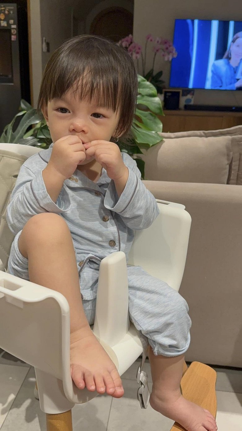 Sao Việt 24h: Ái nữ thứ 3 của Phạm Quỳnh Anh amp;#34;ai cũng tưởng con traiamp;#34;, hơn 1 tuổi đã nghe hiểu tiếng Việt - Anh - 1