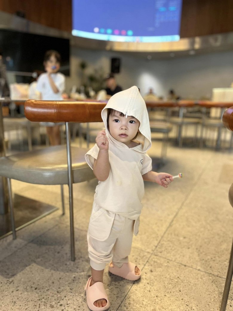 Sao Việt 24h: Ái nữ thứ 3 của Phạm Quỳnh Anh amp;#34;ai cũng tưởng con traiamp;#34;, hơn 1 tuổi đã nghe hiểu tiếng Việt - Anh - 2