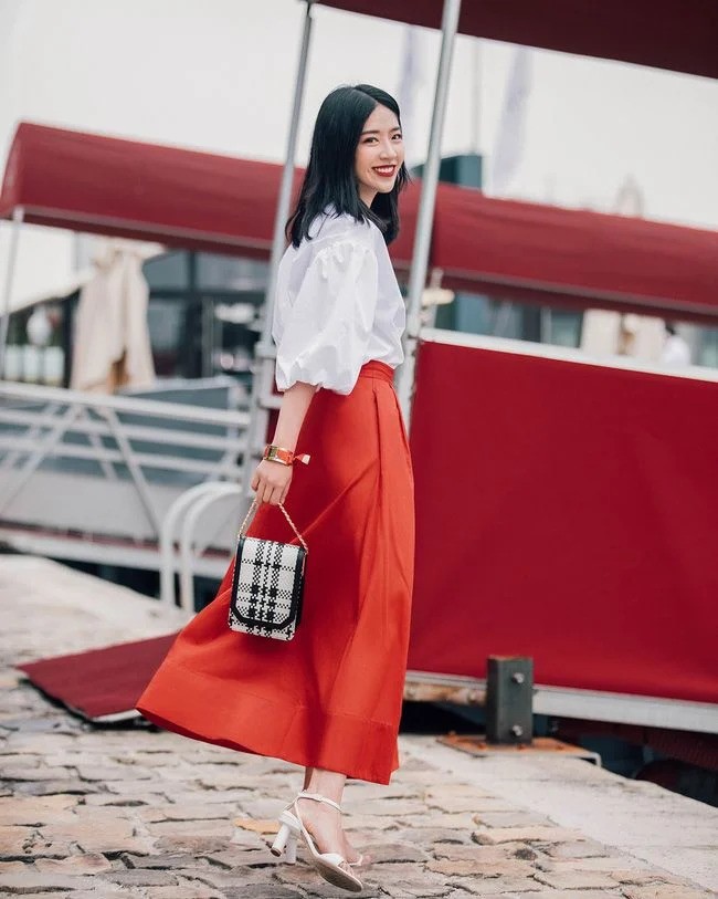 Đỏ và Trắng: Kết hợp đỏ với trắng là sự kết hợp truyền thống và tinh tế, tạo nên vẻ tươi mới và trong sáng.