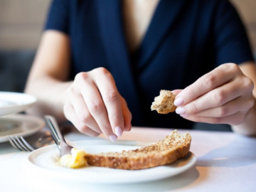 Ăn bánh mì 3 bữa mỗi ngày, người phụ nữ bất ngờ khi khám xương, cảnh báo những thực phẩm ăn mòn canxi