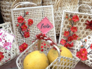 Lifestyle - Người làng nghề đan giỏ quà chạy đua với Tết