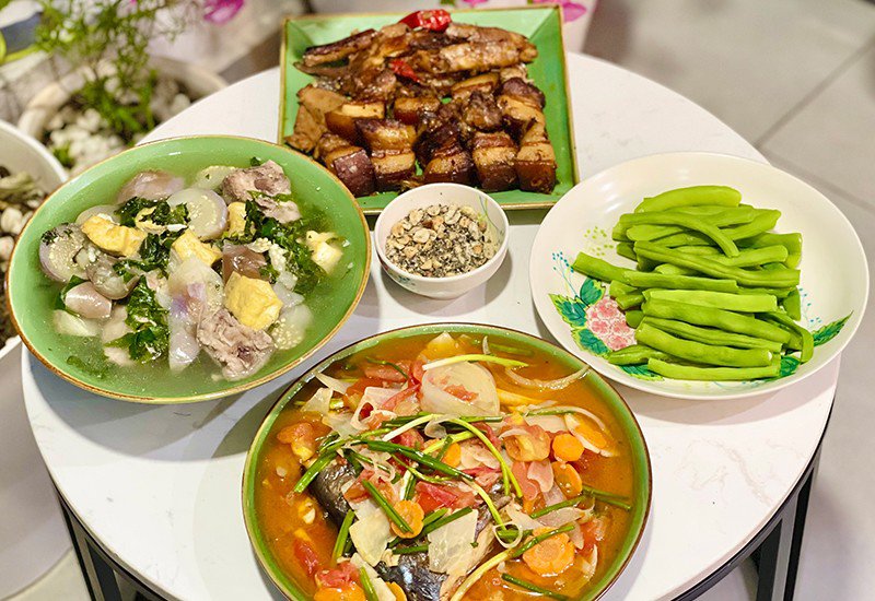 Mâm này gồm: Cà bung sườn đậu, thịt ba chỉ kho, đỗ luộc, canh chua cá (Ảnh: Hải Yến).
