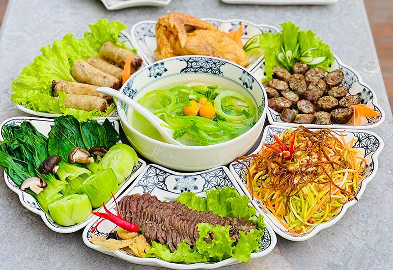 Bữa ăn cuối tuần này gồm: Bắp bò luộc, nem rán, dồi sụn, gà nướng, rau luộc, nộm, canh (Ảnh: Hải Yến).
