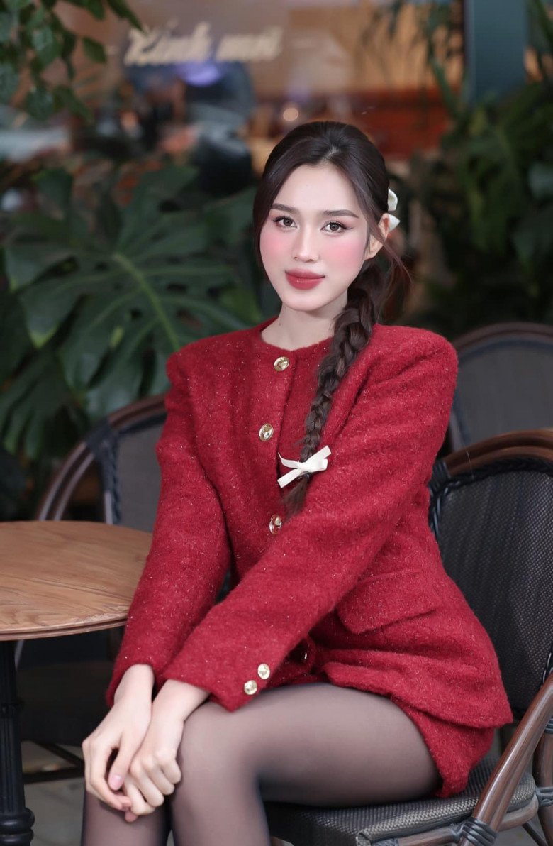 Người đẹp trong combo đồ chất liệu tweed chào đón mùa Đông Hà Nội năm nay.